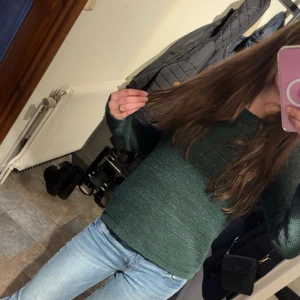 Mörkgrön stickad tröja  - Säljer denna fina tröjan pga ej användning av den! Sitter super fint 