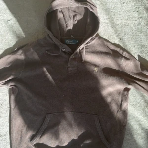 Unik Ralph Lauren holdie - Säljer nu en skit snygg unik raffe hoodie, fet med kragen bra skick, hör av er vid fler frågor!