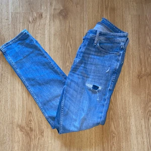 Jack & Jones jeans - Hej, säljer nu dessa Jack & Jones jeans med snygga slitningar. 🙌 Modellen är slim/straight och storleken 29/30.🕺✌🏻 Jeansen har någon fläck för tillfället men går nog bort vid tvättning, säkerställer det innan postning. 🎉Vid eventuella frågor är det bara höra av sig.😊 
