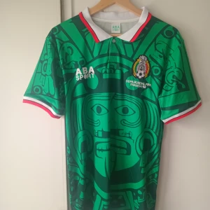 Mexico retrotröja 1988 - Riktigt cool Mexico-retrotröja från 1988. Ett måste för alla fotbollsälskare! Extremt bra kvalité och tröjan är i nyskick. Kom DM för frågor eller bilder:)