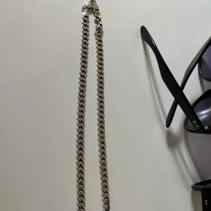 Silverfärgat halsband - Snygg silver silverkedja (925 silver). Aldrig använt. Köpt på kallings guldsmed för 3200.