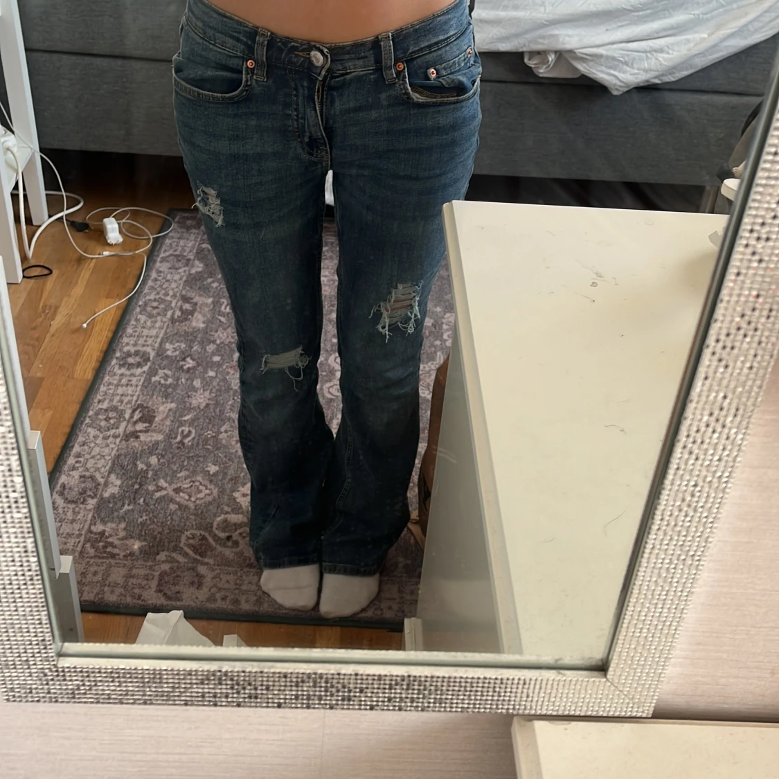 Blå jeans med slitningar