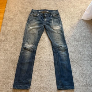 Nudie Jeans - Nudie Jeans i modellen Thin Finn. Storleken är 30/32! De är använda en del men detta ger enbart fet effekt i båda tvätt och slitningar!! Hör av er vid frågor!🤩