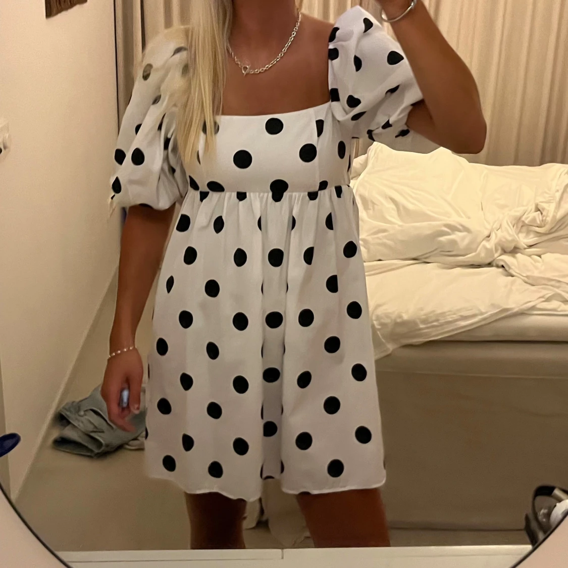 Vit klänning med svarta prickar - 2