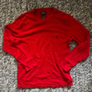 Polo ralph lauren långärmad - Polo ralph lauren långärmad i storlek M. Fint skick har inte används på länge