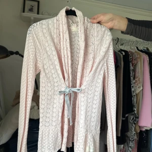 Kofta  - En fin ljurosa kofta från Odd Molly i storlek 3🌸💕