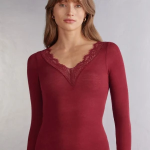 Intimissimi tröja-Röd - Röd intimissimi tröja i storlek S, använd 1 gång så helt nyskick! Köpt för 570 kr.