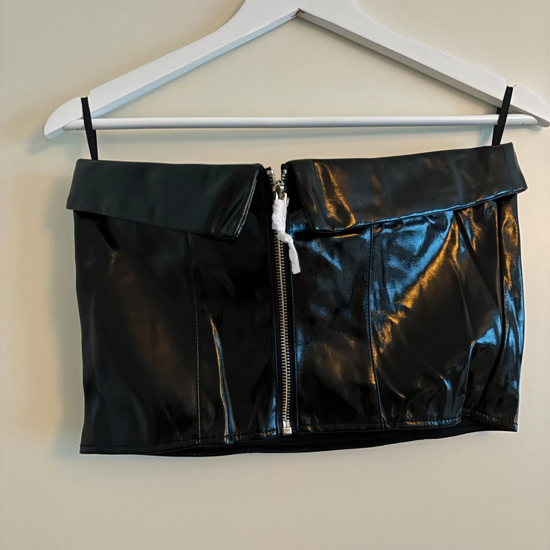 Svart glansig tubtopp med dragkedja - 1