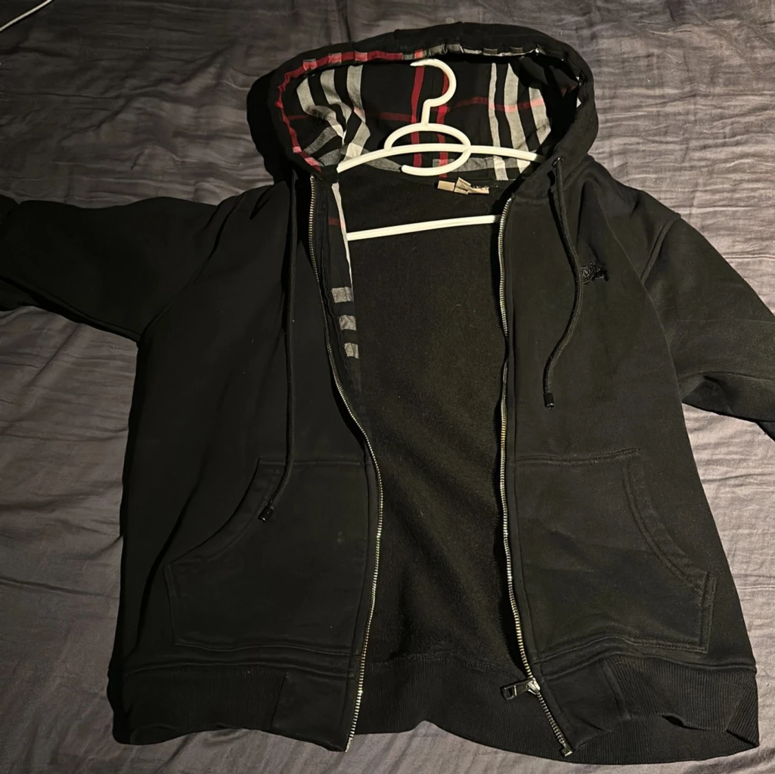 Svart huvtröja med dragkedja