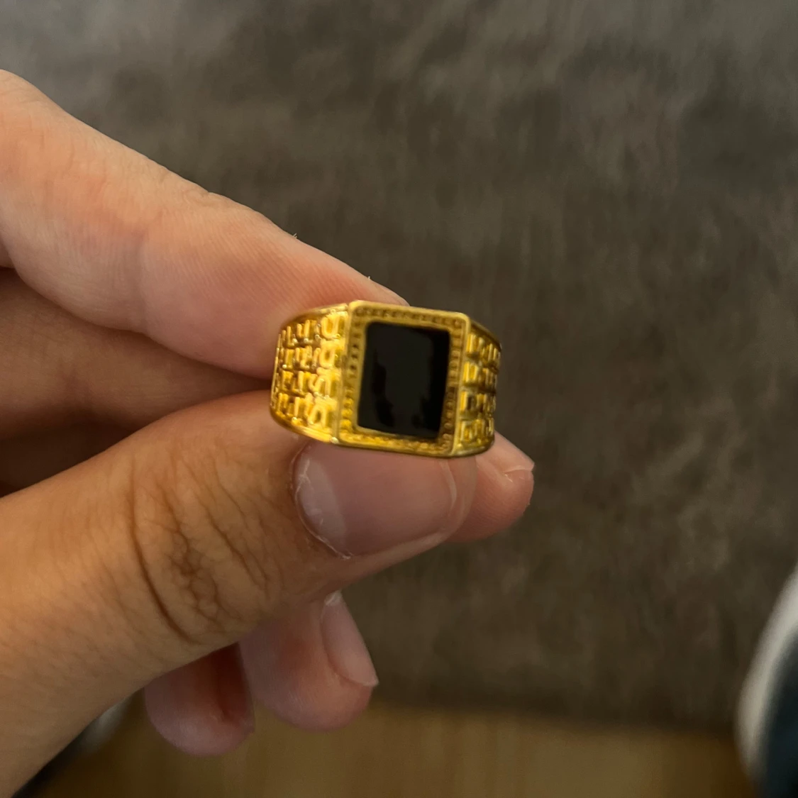 Guldfärgad ring med svart sten - 1