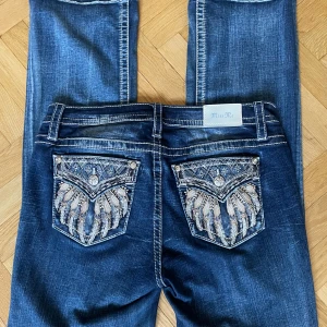 Miss me jeans - Jätte snygga missme jeans, passar bra i längden på mig som är 174. Jag skulle säga det är mellan low waist och mid waist! De har lite slitningar vid fötterna. Pris kan diskuteras. Ny pris 1500kr pris kan diskuteras 