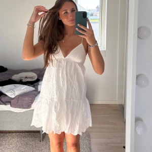 Zara klänning - Säljer denna somriga Zara klänningen då den aldrig kommit till användning!! Skulle säga den är liten i storleken då jag vanligtvis är en S😊😊 nypris: 399kr