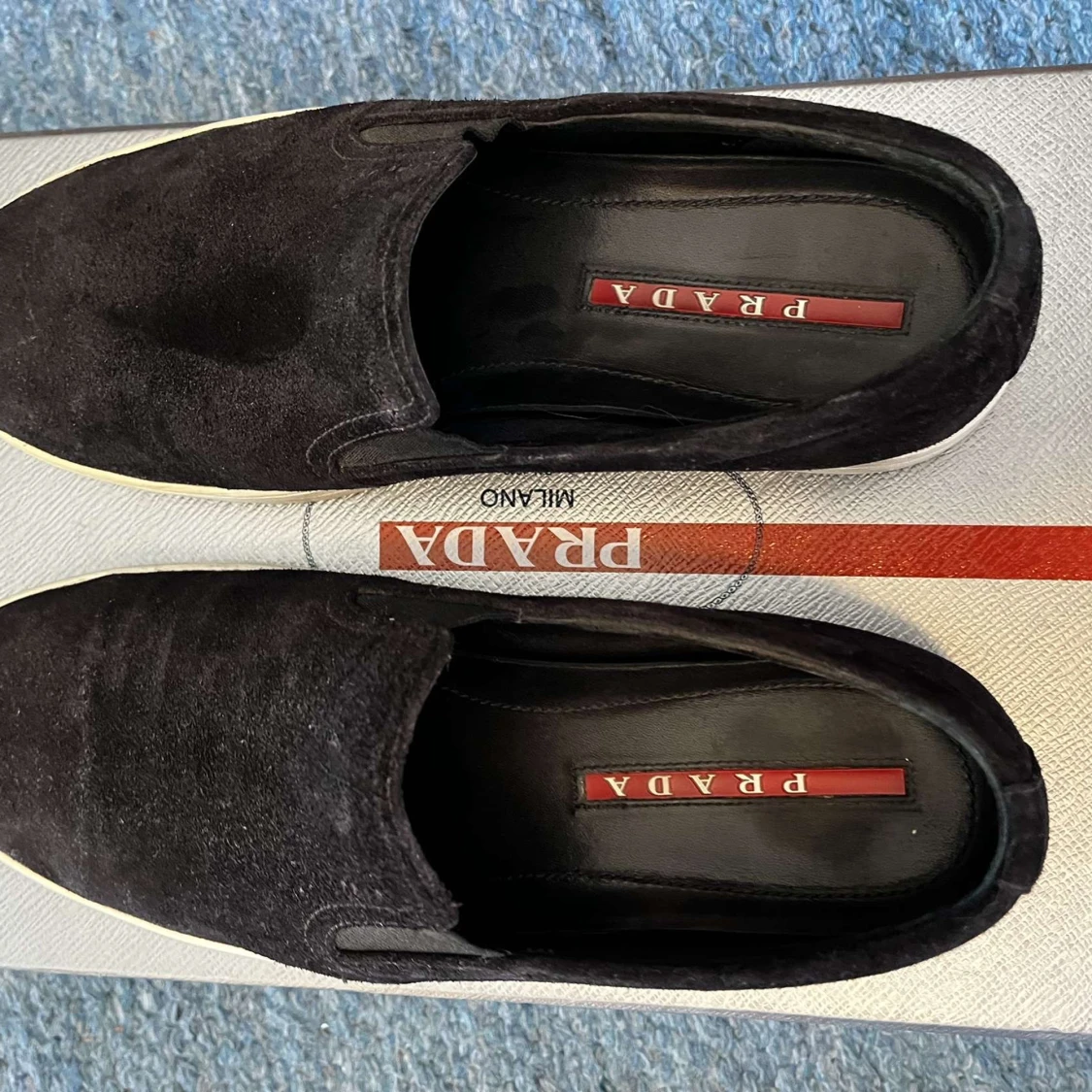 Svarta slip-on skor från Prada - 2