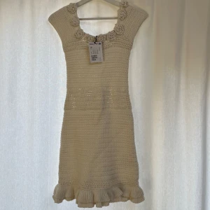 &Other Stories klänning - Så fin stickad klänning från & Other Stories. Helt ny med prislapp kvar, nypris 990kr. Perfekt till student/skolavslutning och sommaren💓