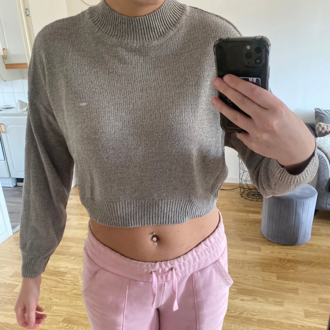 Grå croppad stickad tröja