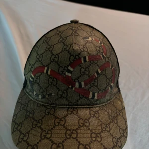 Gucci King Snake Keps Beige - Fin gucci snake keps som är helt okej skick. Den har inga skador direkt förutom att färgen är sliten. Saknar kvitto och tillbehör men kepsen är 100% äkta. Priset är inte hugget i sten.