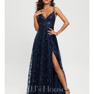 Marinblå balklänning från JJ's House - Jättefin marinblå långklänning med smala axelband och v-ringad design. Stl 34. Klänningen har en slits och är dekorerad med paljetter som ger en glittrig effekt. Klänningen är oanvänd och har lapparna kvar! 950 kr (Nypris 1843 kr) https://www.jjshouse.com/se/a-linjeklaenning-v-ringning-golvlang-spets-balklaenning-med-paljetter-018287131-g287131#/