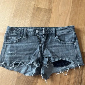 Low waist jeansshorts från Weekday - Supersnygga jeans från weekday🌼💕
