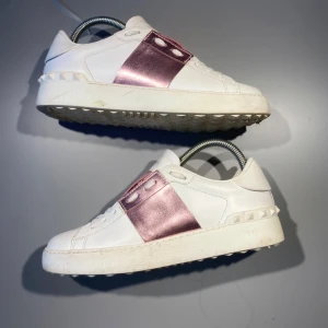 Valentino Open Skor - Hej! Säljer nu mina skor från märket Valentino, storlek 37,5, bra skick. Givetvis äkta, Tveka inte på att höra av dig om du har frågor eller funderingar kring skorna!