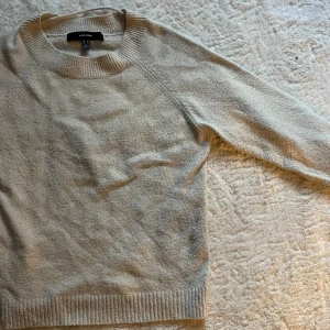 Beige tröja från Vero Moda - Säljer en stilren beige tröja från Vero Moda. Tröjan har en rund halsringning och långa ärmar med ribbade muddar. Perfekt för en avslappnad look.