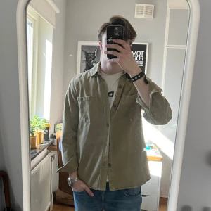 Overshirt från Morris - Säljer en stilren olivgrön/beige overshirt från Morris. Riktigt fet och är bra för lager-på-lager. Ändå bra skick men använts ganska mycket. Hör av vid frågor eller prisförslag😁