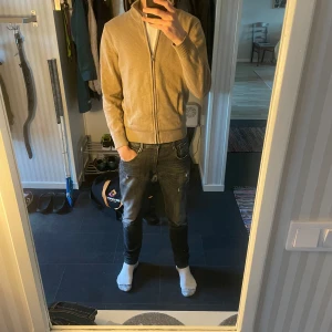 Beige fullzip från Dressman - Säljer den beiga tröjan från dressman. Tröjan har några tecken på användning (sista bilden) men är ändå i hyfsat skick: 7/10. Hör av dig vid minsta fråga eller fundering!
