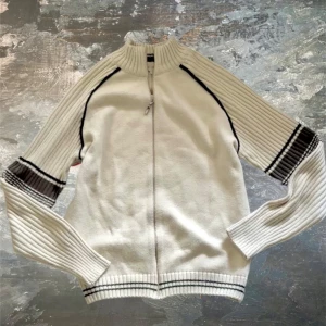 Full zip tröja - Full Zip tröja/ Cardigan storlek M, väldigt fint skick. Dm för frågor eller fler bilder!✌️