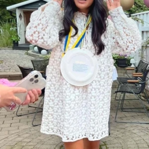 Vit spetsklänning - Superfin vit spetsklänning med långärmad design och knytning vid halsen. Perfekt som studentklänning💕