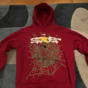 Sp5der Hoodie - Säljer en fet hoddie från Sp5der i storlek S. Bra skick knappt använt den, kommer inte med något org. Kom pm för fler frågor.