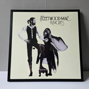 Fleetwood Mac - Albumaffisch, 31.5x31.5cm - Fleetwood Mac - Rumours albumaffisch, 31.5x31.5cm  Helt ny - Passar bra i IKEAs tavelram Lomviken!  Skickas i papprulle - Ramen ingår inte!