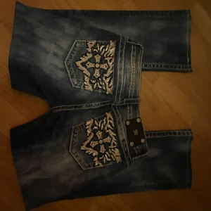 Miss me jeans bootcut lowaist - miss me jeans med snygga bakfickor. De är lowaist och byxorna svänger ut där nere. De har fin pass form. Jag säljer dem då de ej kommer till andvändnig. Pris kan diskuteras. Hör av er om frågor❤️❤️ postar samma dag eller dagen efter köp❤️ jag är 160cm och byxorna passar perfekt