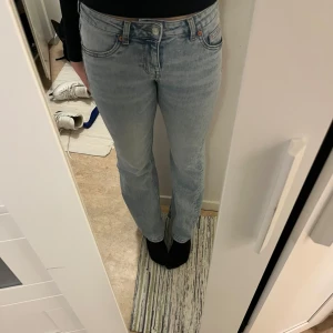 Ljusblå bootcut jeans  - Säljer dessa jeans med mellan hög midja då de blivit lite tajta för mig, de har använts ett par gånger men är av bra kvalitet och har då inga synliga tecken på användning👍Storleken är 38 men tycker att de passar mer som 36.