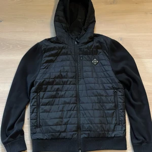 J Lindeberg cardigan  - Snygg svart j lindeberg cardigan i storlek L. Säljer då den inte passar mig. Kan gå ner i pris vid snabb affär.