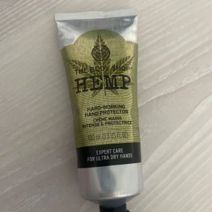 Hemp Hand Protector från The Body Shop - Hemp Hand Protector från The Body Shop är en intensiv handkräm för mycket torra händer. Perfekt för att skydda och vårda huden. Bara testad 1 gång och original priset är 200-300kr🩷 pris går att diskutera