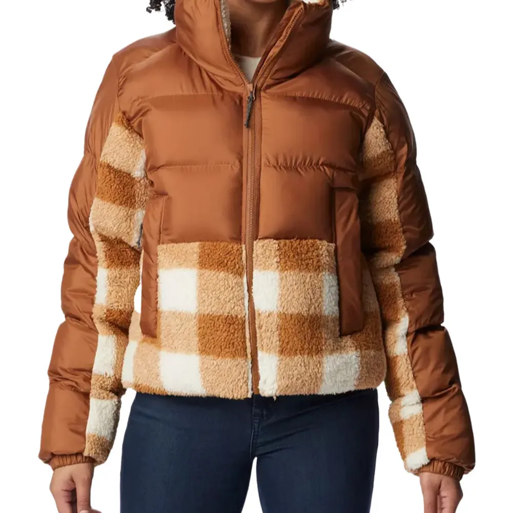 Säljer denna coola pufferjacka från Columbia i röd och svart med flanell-mönster. ❤️🔥Jackan är i storlek M men är lite liten i storleken så den sitter som en S. 💕Jackan är använd men i mycket bra skick, inga hål eller fläckar. Fler bilder finns att få🫶🏼Bilden längst till höger är en likadan jacka men i annan färg 🥰. Takit.