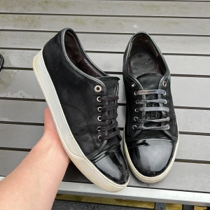 Lanvin - Säljer dessa sjukt snygga lanvins! Uk7 vilket motsvarar 41-42! Skick 7,5/10. Defekter? Lite slitage på cap toe och ena skosnöret e bytt. Vad ingår? Bara skorna. Hör av dig vid minsta fundering!😊