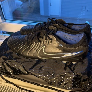 Nike fotbollsskor elite - Jätte bra skick och knappt använda. Dom har gräsdobbar som funkar på konstgräs. Nypris 3000 men mitt pris 799