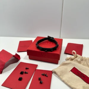 Valentino armband - Sjukt snyggt valentino armband i svart färg! Som ny, inga defekter eller någonting och det är en ny modell! Kommer med allt og som helt nya nitar, alla kort, dustbags och kvitto! Retail 4k. Skriv vid frågor och annat 💬 