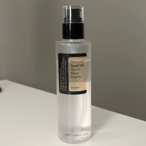 Snigelslem - Säljer det populära snigelslemet COSRX Advanced Snail 96 Mucin Power Essence. Passade tyvärr inte min hud. Pumpen har ej rört min hud.