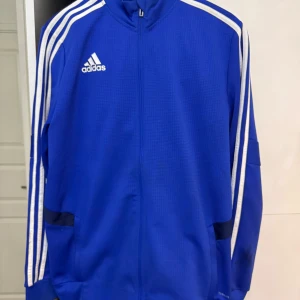 Adidas tröja  - 10/10 skick väldigt fin. Funkar som unisex men det är en man tröja. Storlek M jag har M/S. Det står att us är xl men jag har M. Den är 100% original från adidas butik. 