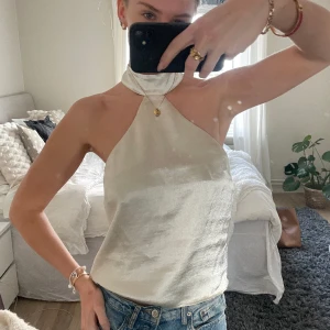 Satin topp - första bilderna är lånad! så söt satintopp som jag köpte här på Sellpy men som tyvärr inte passar mig. köpte för 150 kr och storlek M från Gina ❣️❣️❣️ aldrig använd av mig! sista bilden visar lite ”repor” ❣️❣️❣️