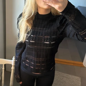 Svart spetsmönstrad tröja - Snygg svart tröja med spetsmönster, långa ärmar och puffiga armar💕💕 mycket bra skick endast använd ca 3 gånger