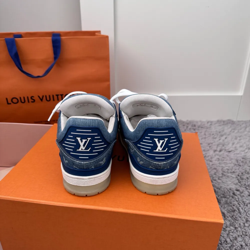 Lv Denim Trainers, Size Lv 7,5 (EU 42), Cond 8/10 Vädligt bra skick; Retail 12800kr, Tveka inte på att skicka ett meddelande vid frågor eller liknande🙌. Kengät.