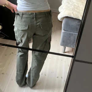 Cargobyxor - ”Vintage” HM cargobyxor med snygga bakfickor, tyvärr långa på mig. Går att spänna åt i midjan, storlek 29