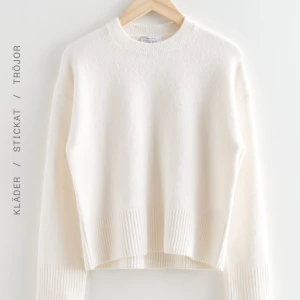 Vit stickad tröja från & Other Stories - Säljer en stilren vit stickad tröja från & Other Stories. Tröjan har en rund hals och långa ärmar med ribbade muddar vid ärmslut och nederkant. Perfekt för alla tillfällen! Kom privat för egna bilder 