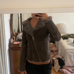 Brun mockajacka från Jofama - Säljer en snygg brun mockajacka från Jofama med dragkedja och mysig pälsfodrad krage. Använd 1 gång 