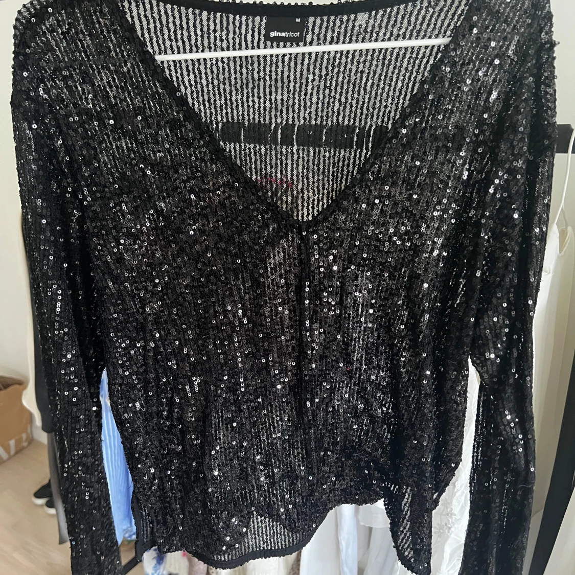 Svart glittrig tröja från Gina