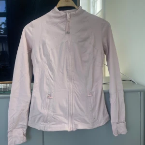 Lululemon Define jacket  - En jättefin ljusrosa Define jacket från lululemon. Strl 4. Har blivit jättelite nopprig nere men absolut inget man tänker på och i övrigt är den i jättefint skick. Köpare står för frakten.