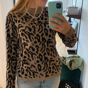 Beige leopardmönstrad tröja från Object - Säljer en snygg beige tröja med leopardmönster från Object. Tröjan har långa ärmar och en bekväm passform. Perfekt för att ge din outfit en trendig touch 🐆