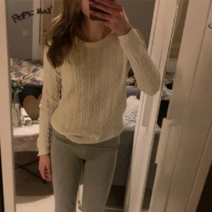 Vit stickad tröja - Säljer en jättefin tröja som väldigt sällan kommit till användning, kom privat vid behov av funderingar💞